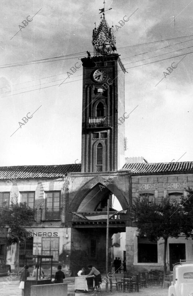 Torre del ayuntamiento del pueblo de Oropesa (Toledo)
