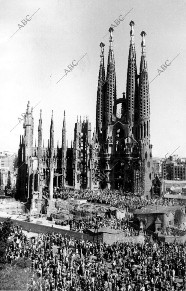 Un aspecto de los alrededores del templo barcelonés de la sagrada familia,...