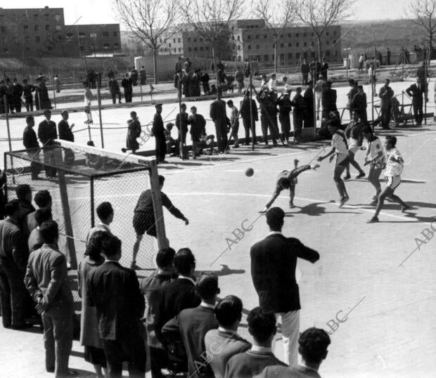 Partido de balonmano entre los Equipos de Valladolid y Salamanca en los Juegos...