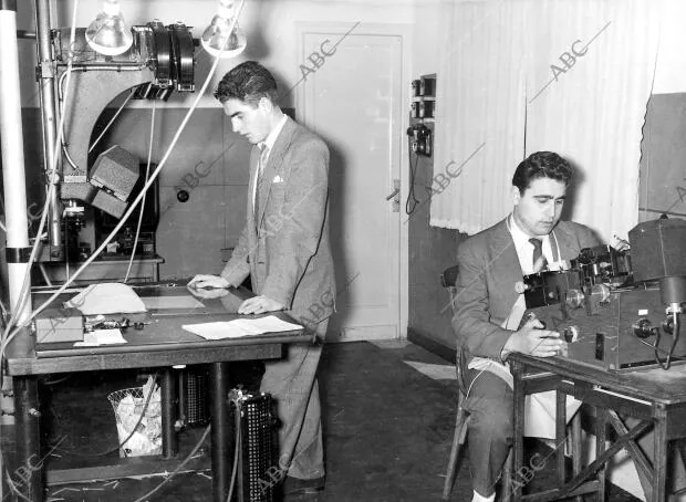 Dos operarios en los estudios de microfilmación de la Hemeroteca Nacional,...