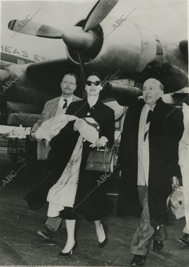 Ava Gardner acompañada del escritor Herbert Friedrich llega a la capital...