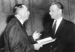 El señor Lequerica, delegado permanente de España en la ONU, durante el acto de...