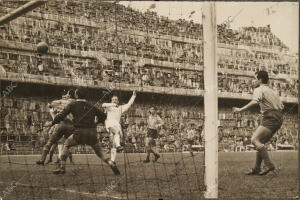 En la imagen, un de tres goles que anotó Di Stefano