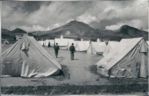 Tiendas de campaña del ejército y del frente de Juventudes que Sirvieron para...