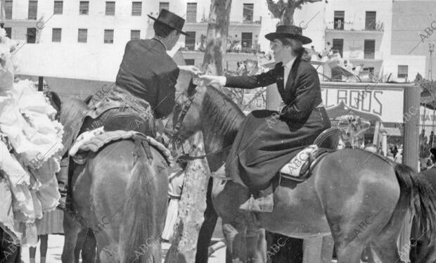 Amazona y jinete hacen un brindis durante la Feria