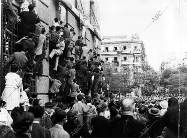 La gente Contemplando el desfile desde la calle del Marqués de Villamagna,...