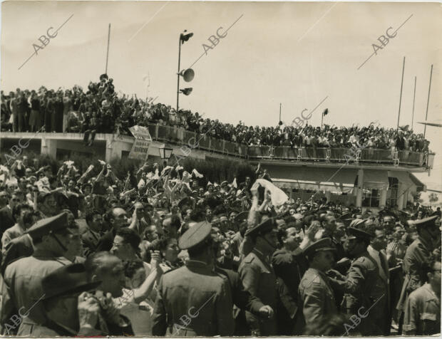 Una gran multitud recibió en el aeropuerto de Madrid al Real Madrid, tras ganar...