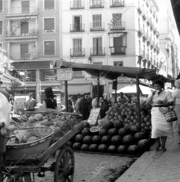 Un mercado ambulante en una calle madrileña, con puestos de botijos y fruta