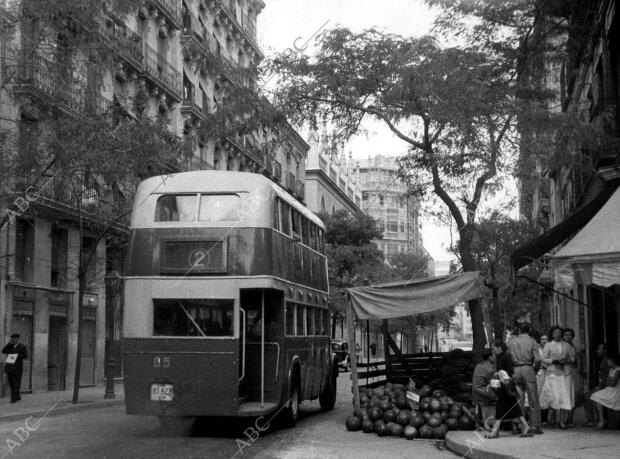 Puesto de sandías en la esquina de las calles Blasco de Garay con Fernández de...