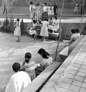 En los jardines del instituto Ramiro de Maeztu, un grupo de estudiantes espera...