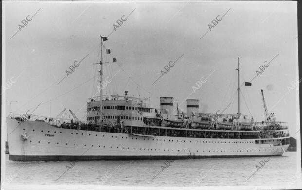 El Buque "Crimea" Llevando A bordo 461 Repatriados de Rusia Entrando en el...