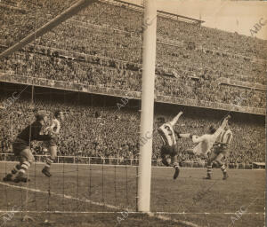 En la imagen, Di Stefano anota el segundo gol rodeado de contrarios