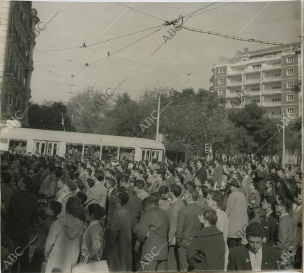 Aspecto de una de las manifestaciones que acudieron a la Legación de Hungría...