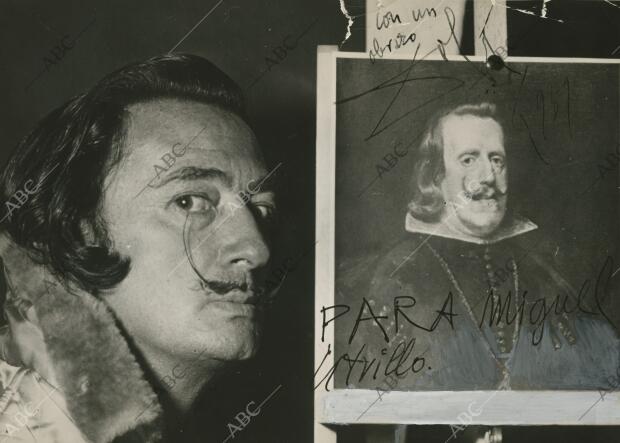 Dalí ante un retrato de Felipe IV en una fotografía dedicada a Miguel Utrillo,...