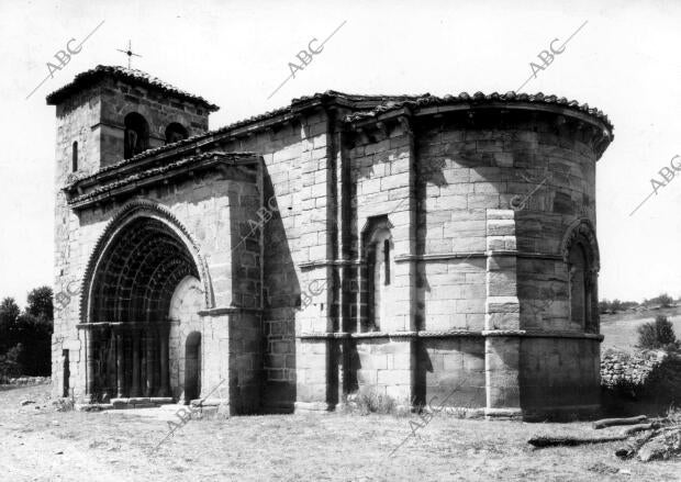 Vista general de la iglesia Románica de Villanueva del río Pisuerga (Palencia)