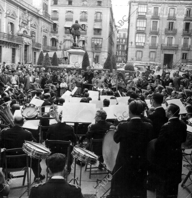 La banda municipal de Madrid en pleno Concierto, Dirigida por el maestro...