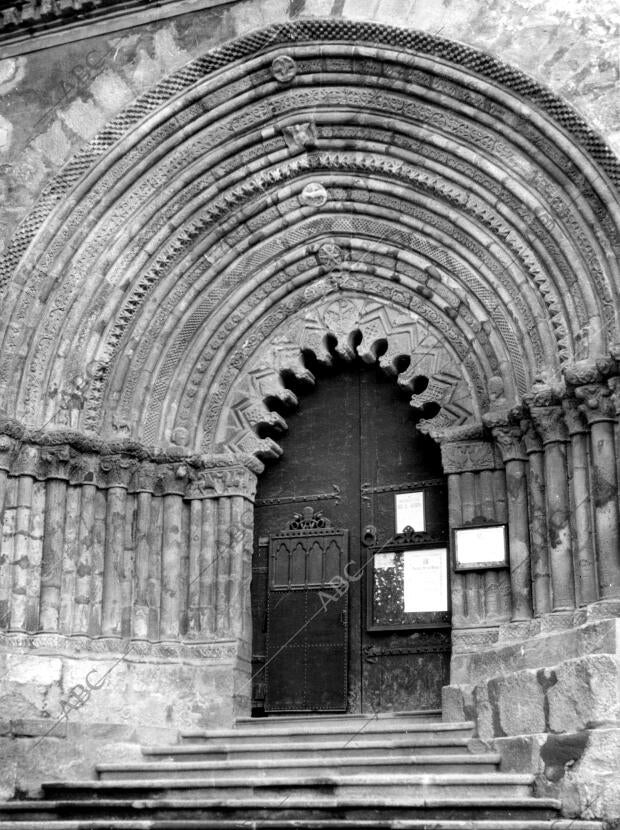 Portico de la iglesia de san Pedro de la Rua en Estella (Navarra)