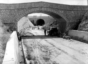 Puente Construido en las Obras de los Enlaces Ferroviarios de Madrid, cerca de...