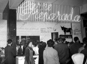 Autoservicio de carne en un mercado madrileño