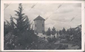 Jardines del coso Y, al Fondo, la torre donde Estuvo preso Boabdil en la...