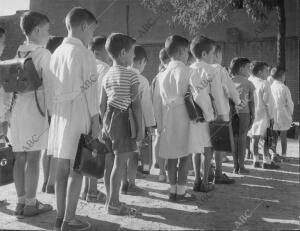 En Fila, los Niños Esperan A entrar A clase