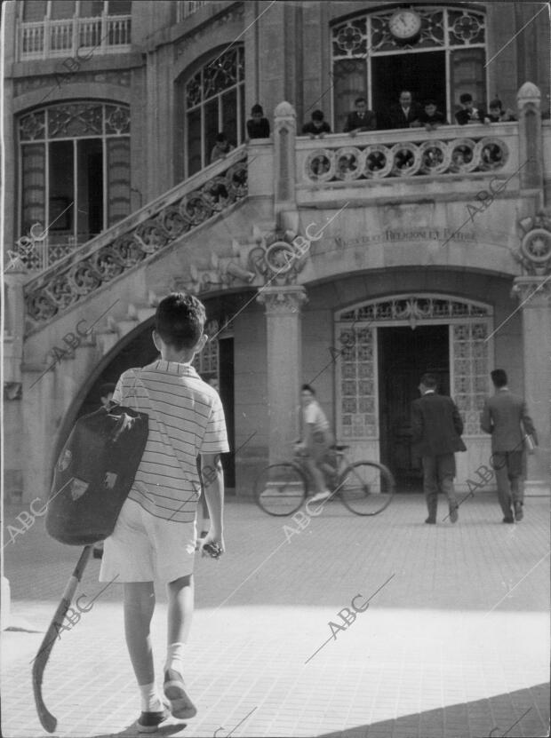 Un niño Yendo A clase en la apertura del curso