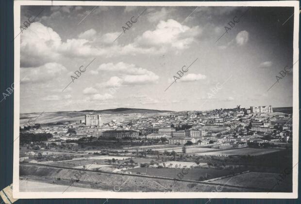 A la izquierda, la Catedral, y a la derecha, el antiguo castillo-palacio de los...