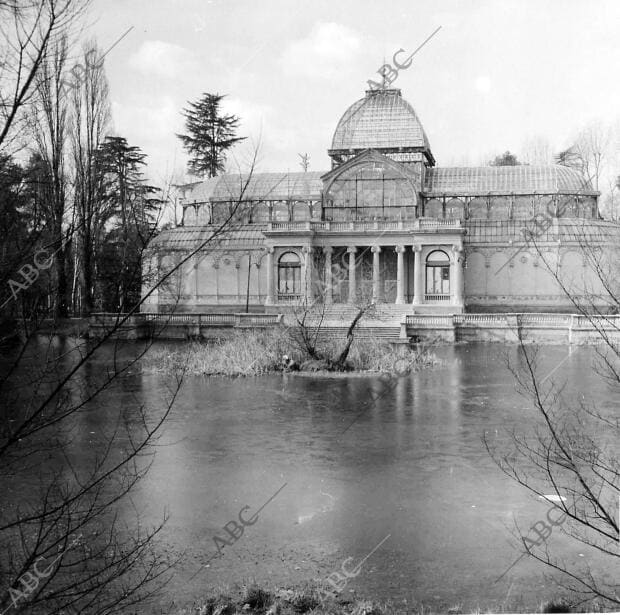 El lago del palacio de cristal del retiro Helado - fecha Aproximada