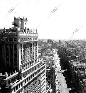 El Edificio España en primer término