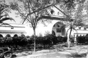 La fachada del dispensario de la cruz Roja "victoria Eugenia", en Capuchinos,...