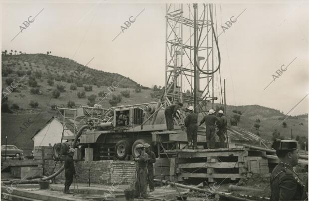 Técnicos y obreros trabajando en el sondeo