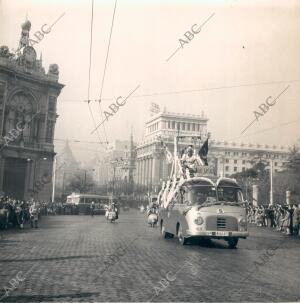 En la imagen, un Baltasar motorizado pasando junto al edificio del Banco de...