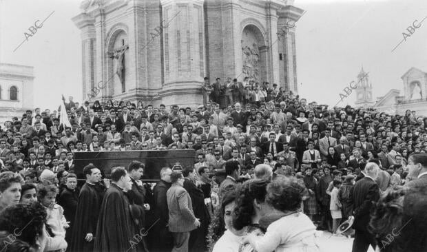 Junto al monumento al sagrado corazón de Jesús