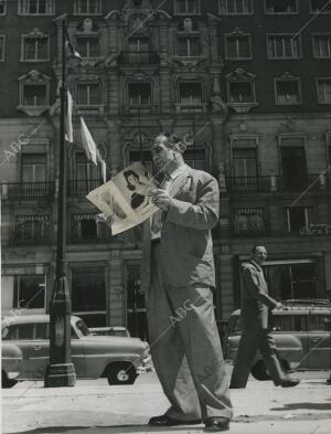 Primo Carnera leyendo el Blanco y Negro