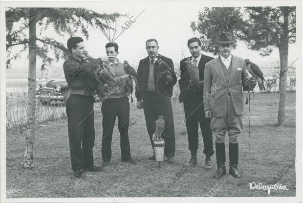 Félix Rodríguez de la Fuente rodeado de cuatro aficionados con sus...