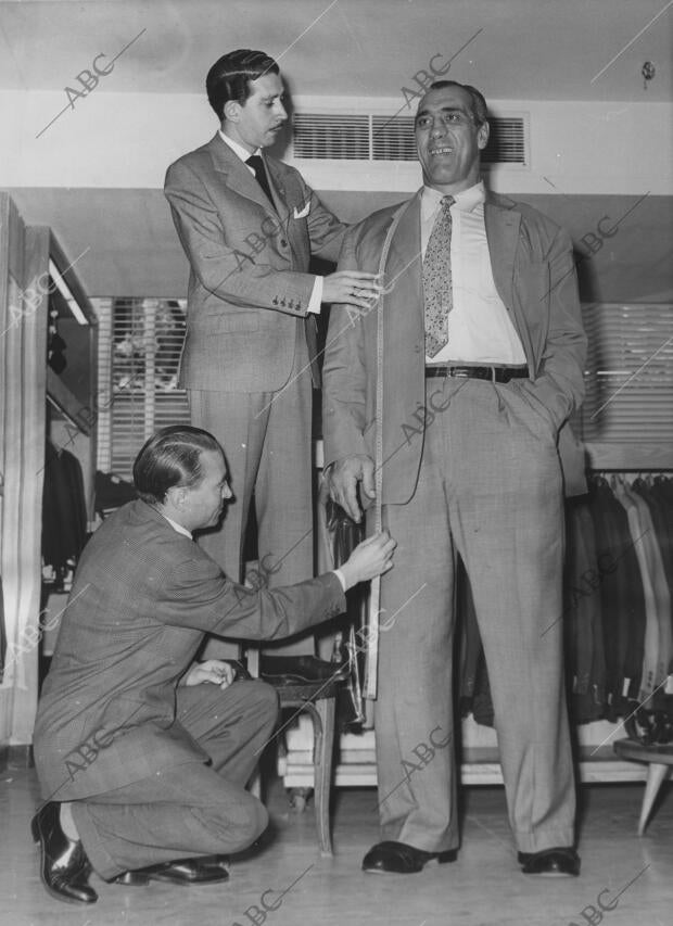 El sastre toma medidas al boxeador Primo Carnera, quién ha acudido a Madrid para...