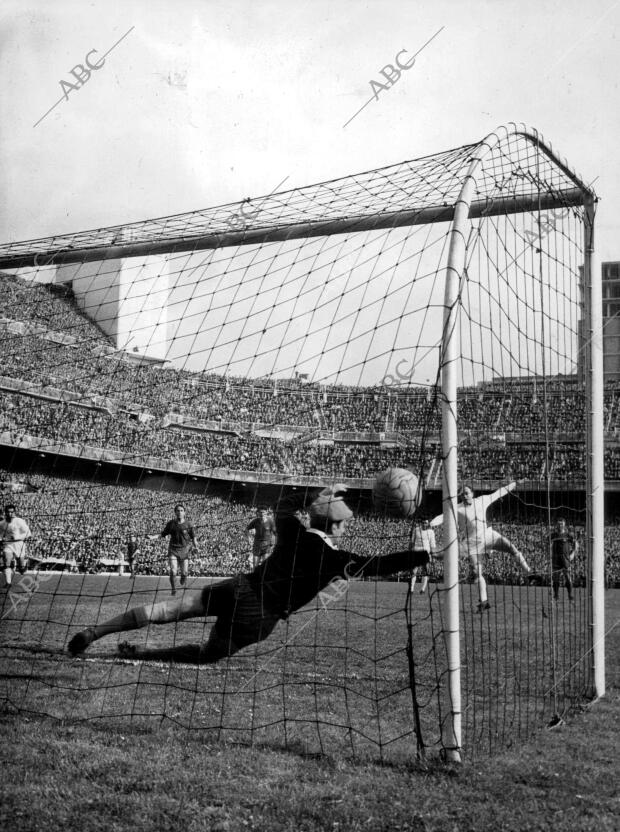 En la imagen, Di Stefano anota el primer gol madridista de penalti