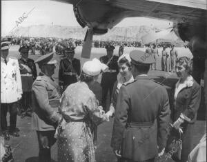 Los Soberanos de Irán, en España. En la Imagen, el saludo de las dos Damas