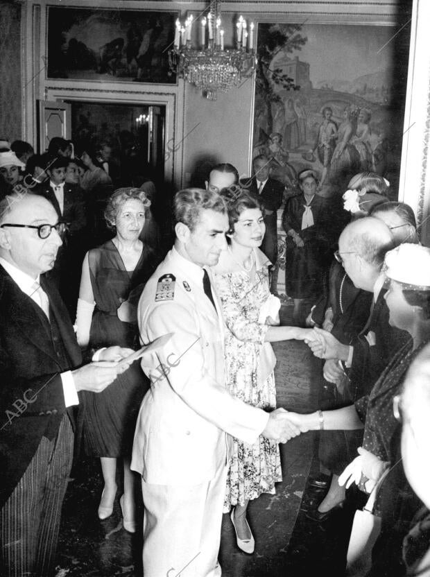 Los Emperadores Mohamed Reza Pahlevi y Soraya del Irán saludan a los miembros...