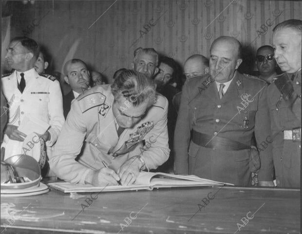 En la Imagen, el monarca iraní Firmando en el Albúm de honor del alcázar de...