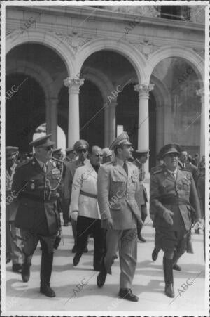 En la Imagen, Mohamed Reza Pahlavi con Francisco franco en el patio del alcázar...