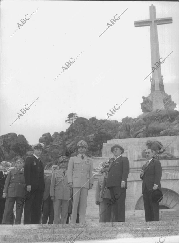 En la Imagen, el jefe del estado español con el monarca del iraní en el valle de...