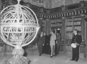 En la Imagen, el jefe del estado con el monarca Iraní, Visitando la biblioteca...