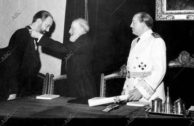 Cela Recibe la medalla de académico de Manos de Ramón Menéndez Pidal, después de...