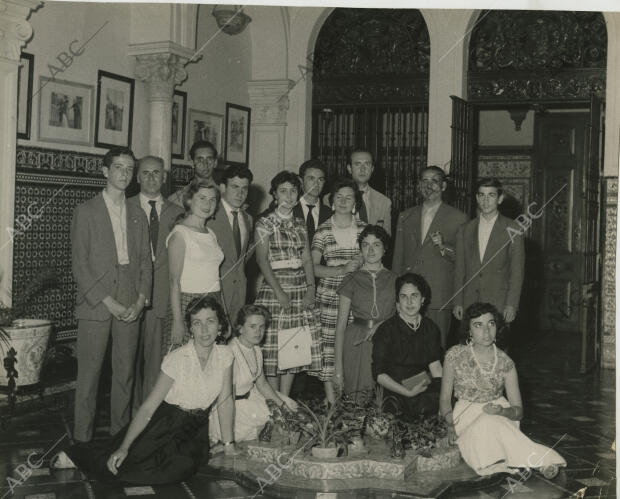 Profesores y alumnos de la Escuela de Artes y Oficios, de Sevilla, de viaje de...