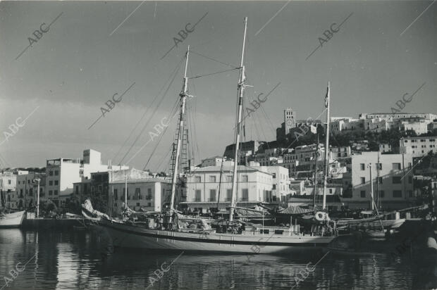El velero norteamericano «Sancho Panza», anclado en el puerto de Ibiza