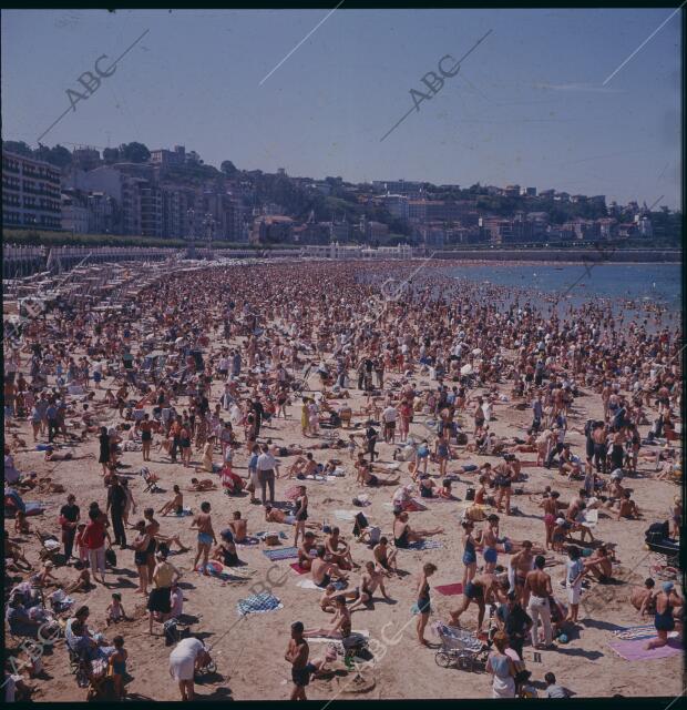 San Sebastián, agosto de 1957. Bañistas en la Playa de la Ondarreta