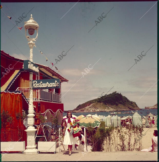 En la imagen, un restaurante en la playa de La Concha con la isla de Santa Clara...