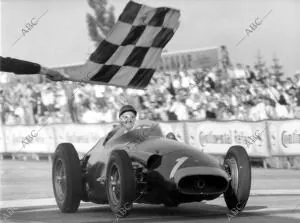 Juan Manuel Fangio entrando en la meta del Gran Premio de Alemania de 1957...