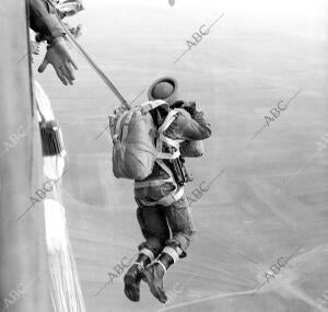 Alcalá de Henares. 01/12/1957. Paracaidistas del Ejército de Tierra. Saltando